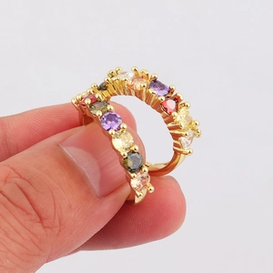 Anillos bañados en oro con circonitas de colores en formas redondas y de corazón