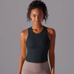 Vue de face du débardeur de sport noir ajusté pour femme en tissu à haute élasticité
