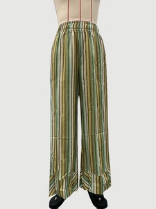 Détail d'un pantalon large à rayures verticales multicolores avec taille élastique sur mannequin