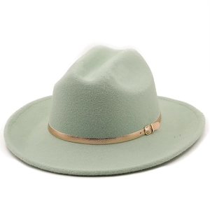 Vue détaillée d'un chapeau fedora en laine vert menthe avec boucle dorée élégante