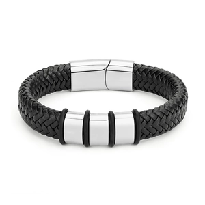 Nahaufnahme von geflochtenem schwarzem Lederarmband mit silbernem Metallverschluss