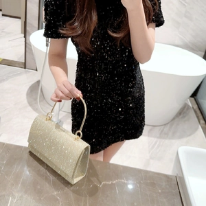 Elegante bolso de noche con lentejuelas doradas y asa metálica para bodas y fiestas