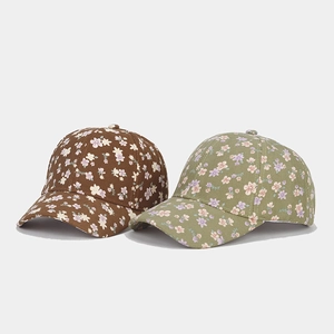 Détail de la broderie à fleurs sur des casquettes de baseball en coton en deux couleurs
