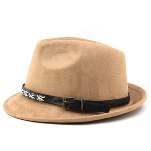 Dettaglio del cappello fedora color cammello con fascia in pelle nera e fibbia in metallo