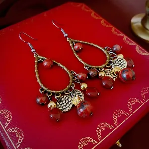 Boucles d'oreilles vintage en pierre naturelle rouge avec motifs creux en bronze