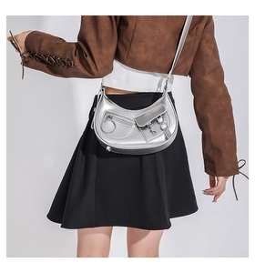 Détails du sac hobo argenté avec matériel punk et poches multiples en similicuir brillant