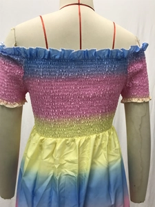 Detail eines bunten Ombré-Kleides mit gesmoktem Oberteil und gerüschten Ärmeln