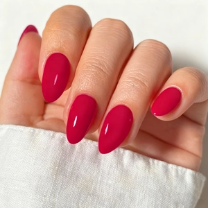 Glänzende rosenrote Mandel-Kunstnägel mit elegantem Hochglanz-Spiegeleffekt für Damen