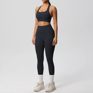 Completo da yoga nero due pezzi da donna con reggiseno sportivo e leggings a vita alta
