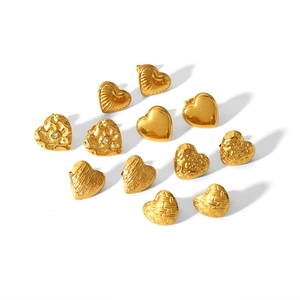 Minimalistische herzförmige Gold-Ohrstecker aus Titanstahl mit verschiedenen Texturen