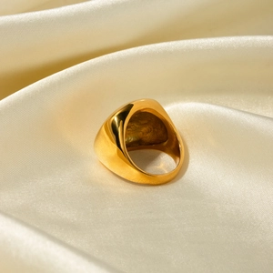 Bague carrée bombée minimaliste plaquée or 18k sur un tissu en soie élégant et doux