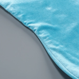 Gros plan sur le tissu en velours bleu vif avec texture fine et détails de couture