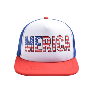 Dettaglio del cappello trucker bandiera USA con scritta MERICA e rete traspirante