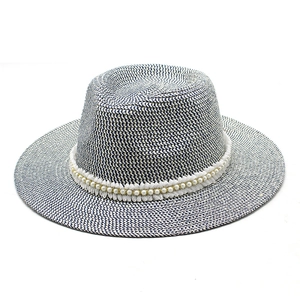 Chapeau Panama bicolore en paille tressée avec bord large et décorations en perles chic