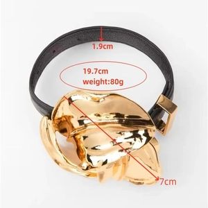 Detail van de zwarte lederen armband met afmetingen 1,9 cm breed en 19,7 cm lang
