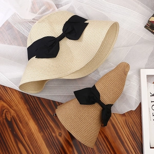 Dettaglio di cappelli di paglia a tesa larga con design pieghevole facile da riporre