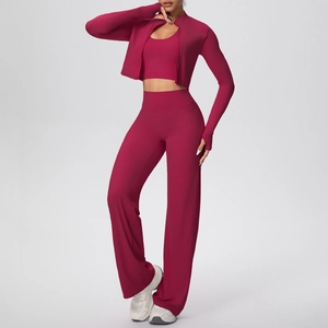 Détail d'un ensemble de yoga trois pièces rose rouge avec veste zippée et pantalon large