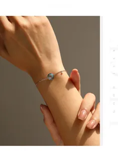 Détail du bracelet en argent S925 avec pierre bleue marine au poignet d'une femme