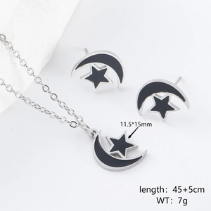 Detailansicht des silbernen Stern-Mond-Schmucksets mit präzisen Größenangaben