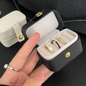 Portable cross-grain leather jewelry box for rings in black and white colors