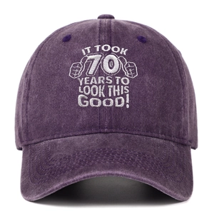 Détail de la broderie du 70e anniversaire sur casquette vintage en coton violet