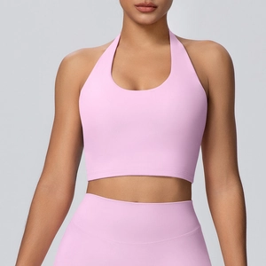 Dettaglio del reggiseno sportivo rosa con scollo all'americana e cuciture rinforzate