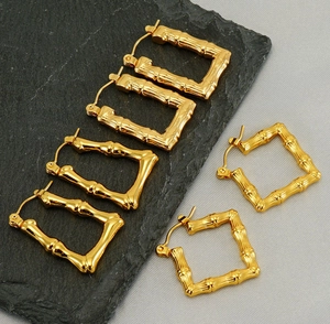 Vue détaillée de trois paires de boucles d'oreilles dorées avec texture bambou