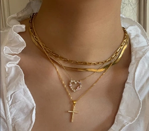 Set di collane dorate a strati con pendenti a cuore e croce e zirconi rosa eleganti