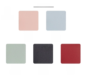 Dettaglio di cinque colori di pelle grana litchi per portafogli in rosa blu verde e rosso