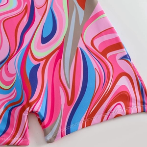 Gros plan d'un tissu à imprimé marbré coloré avec coutures doubles sur un maillot de bain