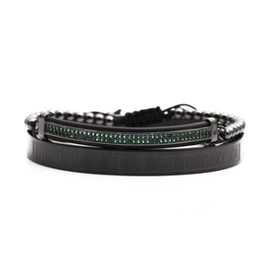 Détail d'un bracelet jonc à chiffres romains noirs et bracelet perlé avec zircon vert