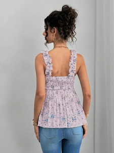 Détail du dos smocké et des volants fleuris sur le débardeur de maternité lilas