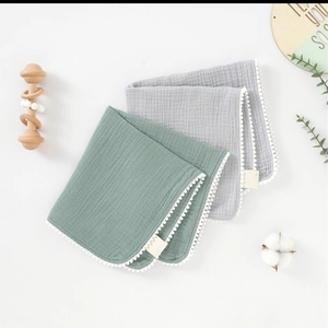 Lot de 3 serviettes en gaze de coton pour bébé avec bordure pompon vert et gris
