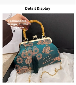 Details der smaragdgrünen Sticktasche mit Bambusgriff und goldener Kettenriemen