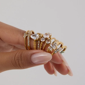 Lujoso set de anillos de acero de titanio dorado con corazones y circonitas mixtas