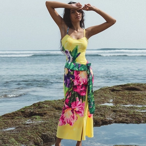 Abito lungo giallo a fiori con spacco laterale e cintura per vacanze al mare
