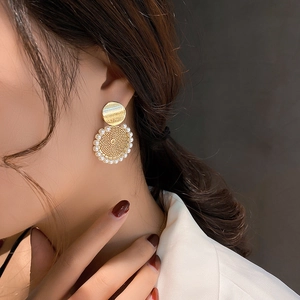 Orecchini tondi vintage in oro con trama a spirale e perle bianche per donna