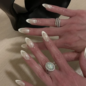 Elegant French White Tip Press On Nails Glossy Almond Shape Artificial Pearl Luster Fake Nail Tips Manicure For Women