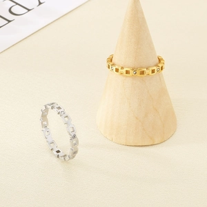 Minimalistischer quadratischer geometrischer Ring in Gold und Silber mit Zirkon-Kristallen