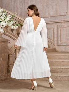 Elegante abito a pieghe bianco taglie forti con maniche a campana e scollo a V