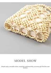 Gros plan d'un sac à main artisanal en perles de bois avec doublure en toile et style d'été