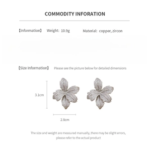 Detailansicht der silbernen Blumenohrringe mit Zirkonia-Inlay und Produktabmessungen