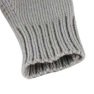 Detalle macro de guantes de punto gris con puños acanalados y textura suave