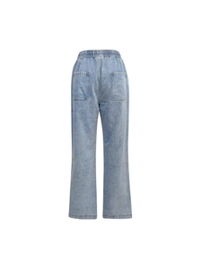 Jeans attillati azzurri usurati con vita elastica e tasche posteriori su sfondo bianco