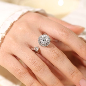 Primo piano di un anello d'argento regolabile con zirconi brillanti sul dito di una donna