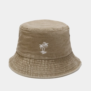 Détail du chapeau bob en coton délavé marron kaki avec broderie de palmier blanc