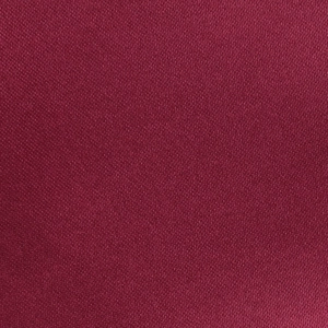 Texture macro du tissu satiné bordeaux montrant les détails de tissage de la robe