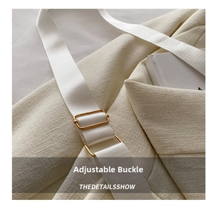 Détail de la boucle en métal doré réglable sur une bandoulière tissée beige