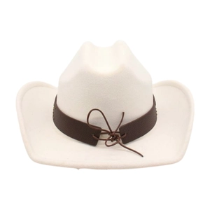 Détail d'un chapeau de cowboy blanc avec bande en cuir marron foncé et nœud décoratif