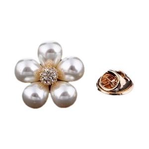 Fashionable five-petal flower pearl brooch with sparkling rhinestone and butterfly clutch